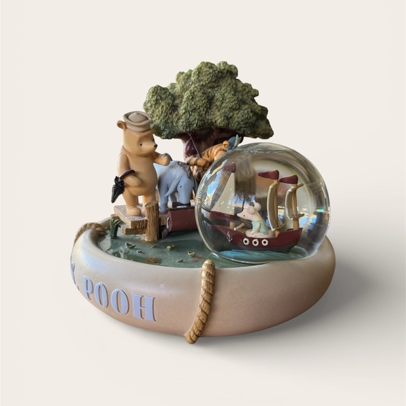 Disney S.S. Pooh Musical Winnie the Pooh Snowglobe
